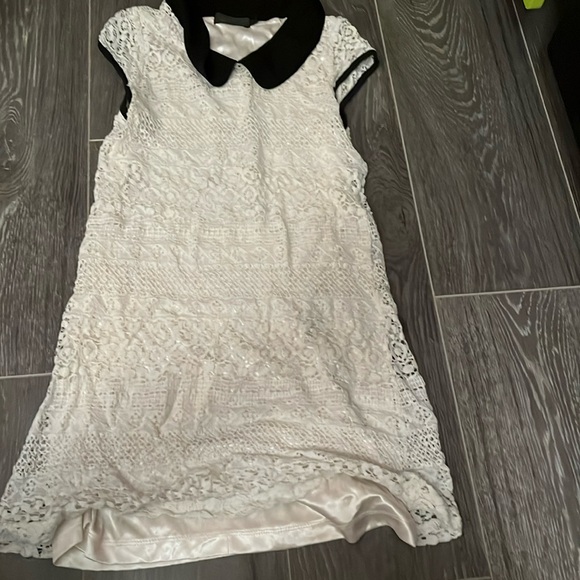 Kids dress white with black collar - Picture 1 of 3